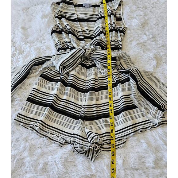 Finders Keepers Women's Black & White Striped Deep V Sleeveless Romper. Size M - Picture 6 of 10